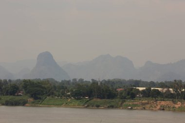 Mekong Nehri boyunca manzara Tayland'dan bakılır. Nakhon Phanom.Tayland asya tay tarafında Mekong Nehri Lao tarafı