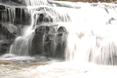 Düşük hızda şelalenin fotoğraflarını çek. Tayland 'ın kuzeydoğusunda şelale: Samrong kiat şelalesi Khun han, sisaket, Tayland.