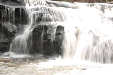 Düşük hızda şelalenin fotoğraflarını çek. Tayland 'ın kuzeydoğusunda şelale: Samrong kiat şelalesi Khun han, sisaket, Tayland.