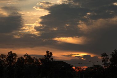 Gün doğumu gökyüzü mavi ve turuncu bir sınır oluşturuyor.