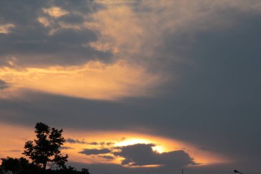 Gün doğumu gökyüzü mavi ve turuncu bir sınır oluşturuyor.