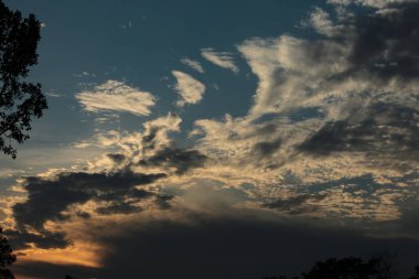 Gün doğumu gökyüzü mavi ve turuncu bir sınır oluşturuyor.