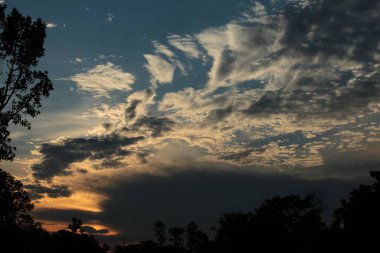 Gün doğumu gökyüzü mavi ve turuncu bir sınır oluşturuyor.