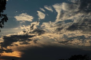Gün doğumu gökyüzü mavi ve turuncu bir sınır oluşturuyor.