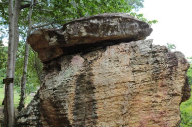 Doğa geçmişi / dramatik bulutlar ve dağ ve ağaçlı nehir: Hin chang si view piont Nam phong Ulusal Parkı Khon kaen Bölgesi Tayland.