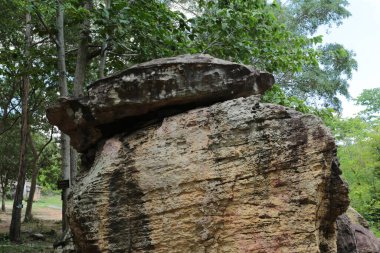 Doğa geçmişi / dramatik bulutlar ve dağ ve ağaçlı nehir: Hin chang si view piont Nam phong Ulusal Parkı Khon kaen Bölgesi Tayland.
