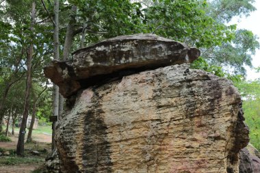 Doğa geçmişi / dramatik bulutlar ve dağ ve ağaçlı nehir: Hin chang si view piont Nam phong Ulusal Parkı Khon kaen Bölgesi Tayland.