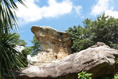 Doğa geçmişi / dramatik bulutlar ve dağ ve ağaçlı nehir: Hin chang si view piont Nam phong Ulusal Parkı Khon kaen Bölgesi Tayland.