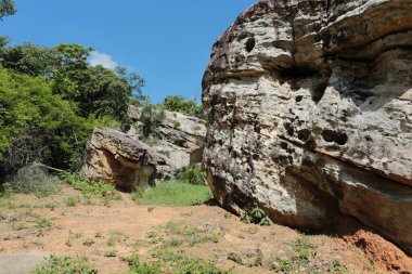 Doğa geçmişi / dramatik bulutlar ve dağ ve ağaçlı nehir: Hin chang si view piont Nam phong Ulusal Parkı Khon kaen Bölgesi Tayland.