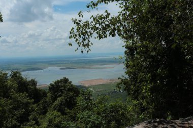Doğa geçmişi / dramatik bulutlar ve dağ ve ağaçlı nehir: Hin chang si view piont Nam phong Ulusal Parkı Khon kaen Bölgesi Tayland.