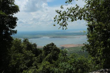 Doğa geçmişi / dramatik bulutlar ve dağ ve ağaçlı nehir: Hin chang si view piont Nam phong Ulusal Parkı Khon kaen Bölgesi Tayland.