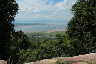 Doğa geçmişi / dramatik bulutlar ve dağ ve ağaçlı nehir: Hin chang si view piont Nam phong Ulusal Parkı Khon kaen Bölgesi Tayland.