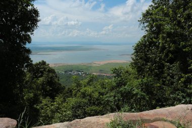 Doğa geçmişi / dramatik bulutlar ve dağ ve ağaçlı nehir: Hin chang si view piont Nam phong Ulusal Parkı Khon kaen Bölgesi Tayland.