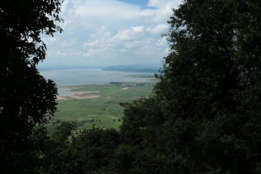 Doğa geçmişi / dramatik bulutlar ve dağ ve ağaçlı nehir: Hin chang si view piont Nam phong Ulusal Parkı Khon kaen Bölgesi Tayland.