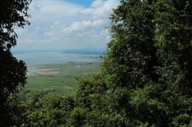 Doğa geçmişi / dramatik bulutlar ve dağ ve ağaçlı nehir: Hin chang si view piont Nam phong Ulusal Parkı Khon kaen Bölgesi Tayland.
