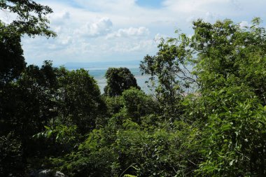 Doğa geçmişi / dramatik bulutlar ve dağ ve ağaçlı nehir: Hin chang si view piont Nam phong Ulusal Parkı Khon kaen Bölgesi Tayland.