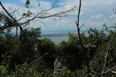Doğa geçmişi / dramatik bulutlar ve dağ ve ağaçlı nehir: Hin chang si view piont Nam phong Ulusal Parkı Khon kaen Bölgesi Tayland.