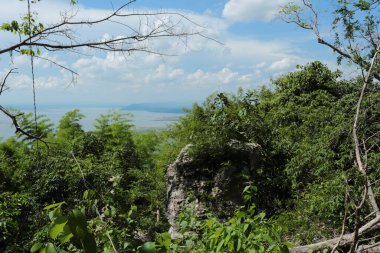 Doğa geçmişi / dramatik bulutlar ve dağ ve ağaçlı nehir: Hin chang si view piont Nam phong Ulusal Parkı Khon kaen Bölgesi Tayland.