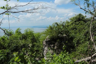 Doğa geçmişi / dramatik bulutlar ve dağ ve ağaçlı nehir: Hin chang si view piont Nam phong Ulusal Parkı Khon kaen Bölgesi Tayland.