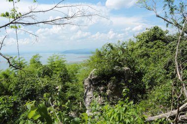 Doğa geçmişi / dramatik bulutlar ve dağ ve ağaçlı nehir: Hin chang si view piont Nam phong Ulusal Parkı Khon kaen Bölgesi Tayland.
