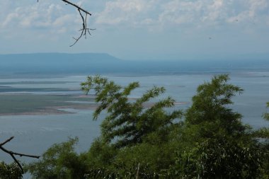 Doğa geçmişi / dramatik bulutlar ve dağ ve ağaçlı nehir: Hin chang si view piont Nam phong Ulusal Parkı Khon kaen Bölgesi Tayland.