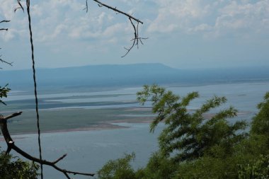 Doğa geçmişi / dramatik bulutlar ve dağ ve ağaçlı nehir: Hin chang si view piont Nam phong Ulusal Parkı Khon kaen Bölgesi Tayland.