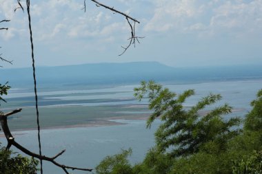 Doğa geçmişi / dramatik bulutlar ve dağ ve ağaçlı nehir: Hin chang si view piont Nam phong Ulusal Parkı Khon kaen Bölgesi Tayland.