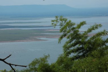 Doğa geçmişi / dramatik bulutlar ve dağ ve ağaçlı nehir: Hin chang si view piont Nam phong Ulusal Parkı Khon kaen Bölgesi Tayland.