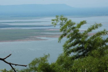 Doğa geçmişi / dramatik bulutlar ve dağ ve ağaçlı nehir: Hin chang si view piont Nam phong Ulusal Parkı Khon kaen Bölgesi Tayland.