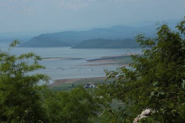 Doğa geçmişi / dramatik bulutlar ve dağ ve ağaçlı nehir: Hin chang si view piont Nam phong Ulusal Parkı Khon kaen Bölgesi Tayland.