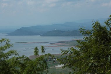 Doğa geçmişi / dramatik bulutlar ve dağ ve ağaçlı nehir: Hin chang si view piont Nam phong Ulusal Parkı Khon kaen Bölgesi Tayland.