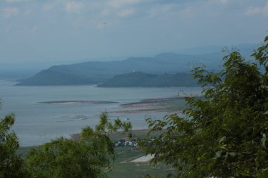 Doğa geçmişi / dramatik bulutlar ve dağ ve ağaçlı nehir: Hin chang si view piont Nam phong Ulusal Parkı Khon kaen Bölgesi Tayland.