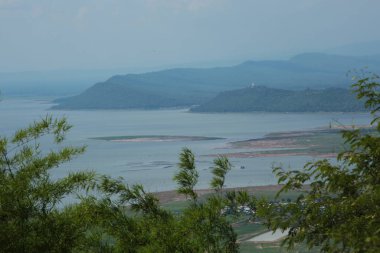 Doğa geçmişi / dramatik bulutlar ve dağ ve ağaçlı nehir: Hin chang si view piont Nam phong Ulusal Parkı Khon kaen Bölgesi Tayland.