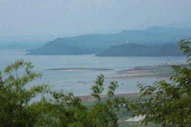 Doğa geçmişi / dramatik bulutlar ve dağ ve ağaçlı nehir: Hin chang si view piont Nam phong Ulusal Parkı Khon kaen Bölgesi Tayland.