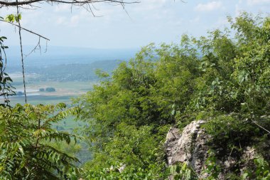Doğa geçmişi / dramatik bulutlar ve dağ ve ağaçlı nehir: Hin chang si view piont Nam phong Ulusal Parkı Khon kaen Bölgesi Tayland.