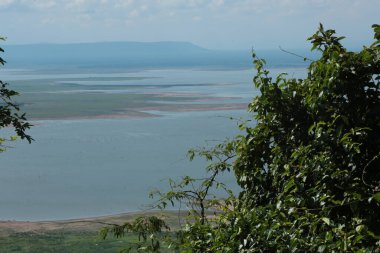 Doğa geçmişi / dramatik bulutlar ve dağ ve ağaçlı nehir: Hin chang si view piont Nam phong Ulusal Parkı Khon kaen Bölgesi Tayland.