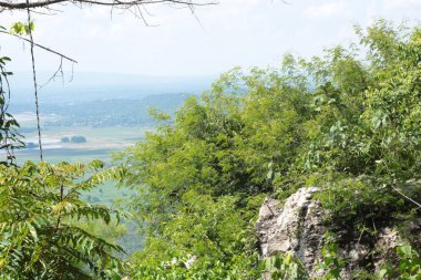 Doğa geçmişi / dramatik bulutlar ve dağ ve ağaçlı nehir: Hin chang si view piont Nam phong Ulusal Parkı Khon kaen Bölgesi Tayland.