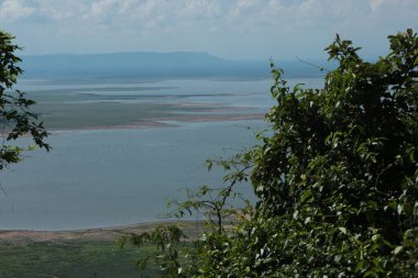 Doğa geçmişi / dramatik bulutlar ve dağ ve ağaçlı nehir: Hin chang si view piont Nam phong Ulusal Parkı Khon kaen Bölgesi Tayland.