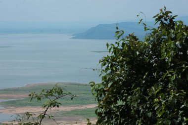 Doğa geçmişi / dramatik bulutlar ve dağ ve ağaçlı nehir: Hin chang si view piont Nam phong Ulusal Parkı Khon kaen Bölgesi Tayland.