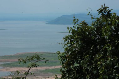 Doğa geçmişi / dramatik bulutlar ve dağ ve ağaçlı nehir: Hin chang si view piont Nam phong Ulusal Parkı Khon kaen Bölgesi Tayland.