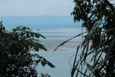 Doğa geçmişi / dramatik bulutlar ve dağ ve ağaçlı nehir: Hin chang si view piont Nam phong Ulusal Parkı Khon kaen Bölgesi Tayland.