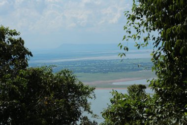 Doğa geçmişi / dramatik bulutlar ve dağ ve ağaçlı nehir: Hin chang si view piont Nam phong Ulusal Parkı Khon kaen Bölgesi Tayland.