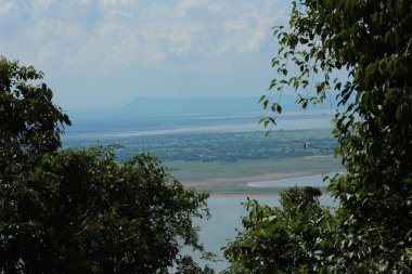 Doğa geçmişi / dramatik bulutlar ve dağ ve ağaçlı nehir: Hin chang si view piont Nam phong Ulusal Parkı Khon kaen Bölgesi Tayland.