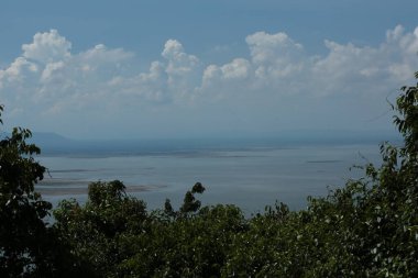 Doğa geçmişi / dramatik bulutlar ve dağ ve ağaçlı nehir: Hin chang si view piont Nam phong Ulusal Parkı Khon kaen Bölgesi Tayland.
