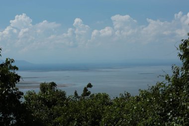 Doğa geçmişi / dramatik bulutlar ve dağ ve ağaçlı nehir: Hin chang si view piont Nam phong Ulusal Parkı Khon kaen Bölgesi Tayland.