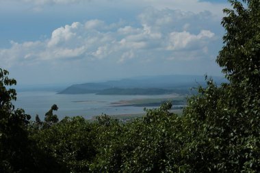 Doğa geçmişi / dramatik bulutlar ve dağ ve ağaçlı nehir: Hin chang si view piont Nam phong Ulusal Parkı Khon kaen Bölgesi Tayland.