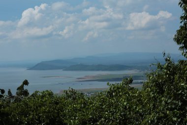 Doğa geçmişi / dramatik bulutlar ve dağ ve ağaçlı nehir: Hin chang si view piont Nam phong Ulusal Parkı Khon kaen Bölgesi Tayland.