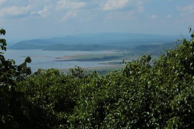 Doğa geçmişi / dramatik bulutlar ve dağ ve ağaçlı nehir: Hin chang si view piont Nam phong Ulusal Parkı Khon kaen Bölgesi Tayland.