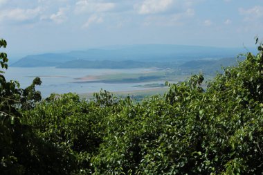 Doğa geçmişi / dramatik bulutlar ve dağ ve ağaçlı nehir: Hin chang si view piont Nam phong Ulusal Parkı Khon kaen Bölgesi Tayland.