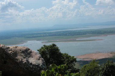 Doğa geçmişi / dramatik bulutlar ve dağ ve ağaçlı nehir: Hin chang si view piont Nam phong Ulusal Parkı Khon kaen Bölgesi Tayland.